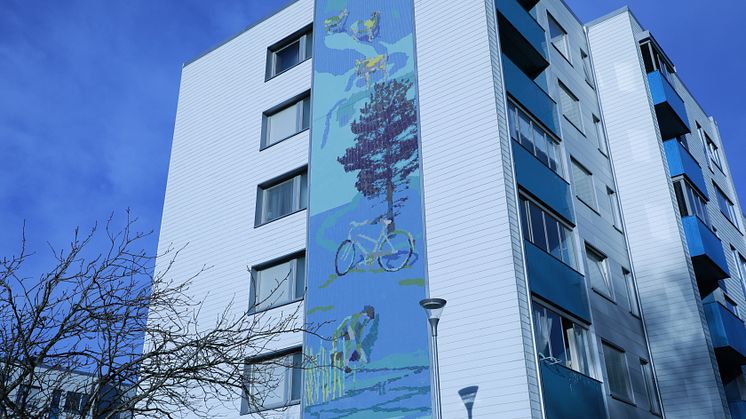 mosikkonst på fasaden i Gärdsås
