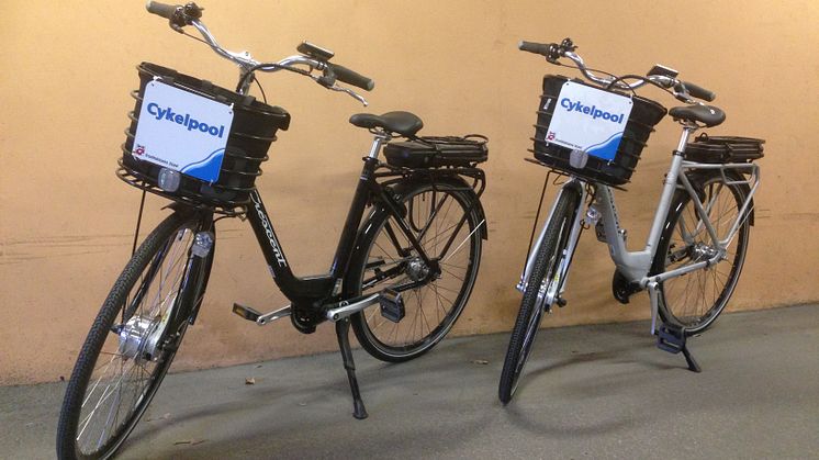 Trollhättan började med sitt cykelbibliotek i höstas och har sedan dess haft en lång kö till elcyklarna som går att låna på biblioteket. Foto Trollhättans kommun