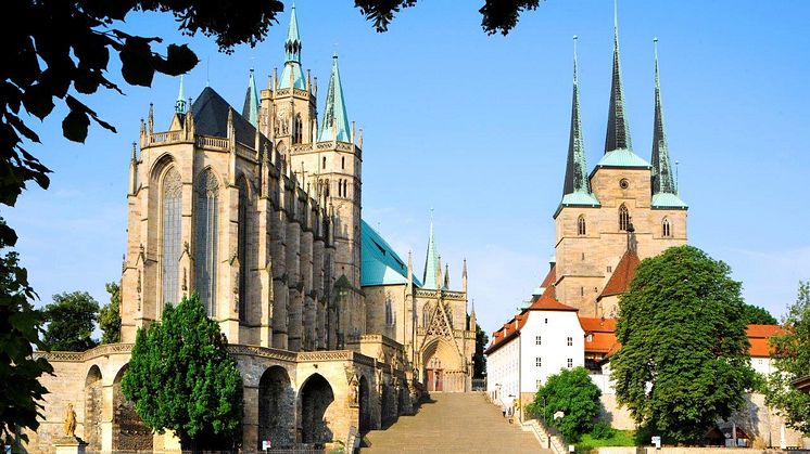 Domkyrkan St. Marien och Severikirche (t.h.) i Erfurt (Thüringen). FOTO: Erfurt Tourismus und Marketing GmbH/Barbara Neumann