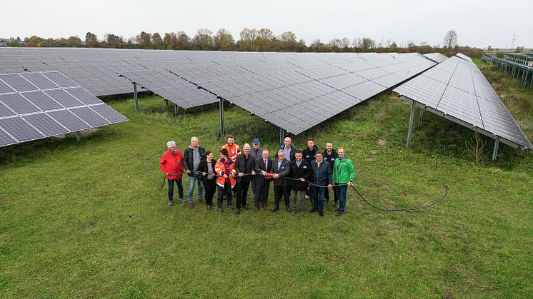 : Vertreter der Energiegenossenschaft LEW BürgerEnergie eG, der Lechwerke sowie der Stadt Bobingen bei der offiziellen Inbetriebnahme des neuen Anlagenteils des PV-Parks Bobingen. (Thorsten Franzisi / LEW)