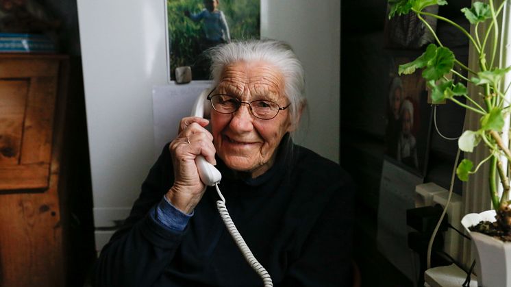 Ruth Solveig Frågodt i Flesberg i Buskerud var den siste fasttelefonkunden igjen på kobbernettet. Hun har nå fått en ny hjemmetelefonløsning over mobilnettet. (Foto: Appolone Jerpseth)
