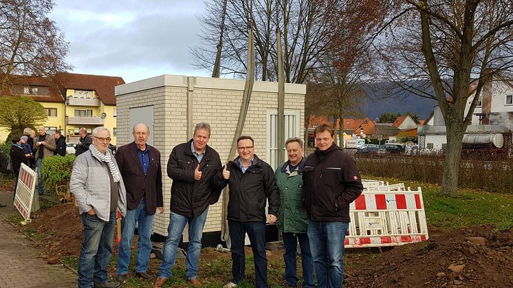 Von links nach rechts: Peter Jatho (Gemeindevorstand), Albert Kauffeld (Gemeindevorstand), Fred Dettmar (Bürgermeister), Markus Lungwitz (Projektleiter Bau Deutsche Glasfaser), Erich Lotze (Gemeindevorstand), Jan Umbach (Bauamt).