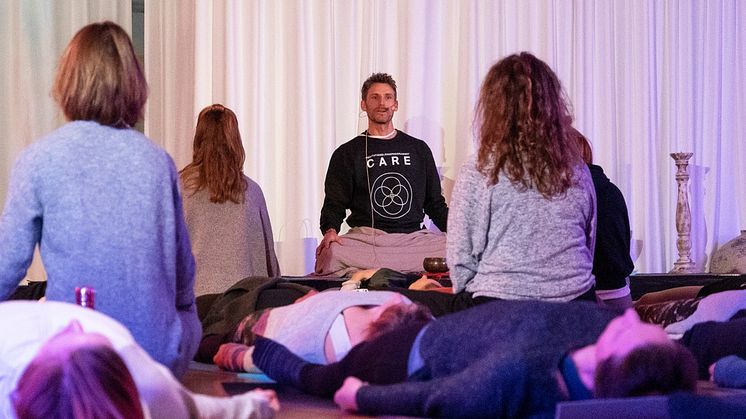 Pål Dobrin & Yogobe håller en gratis meditationsworkshop för fred på internationella fredsdagen 21 september. 