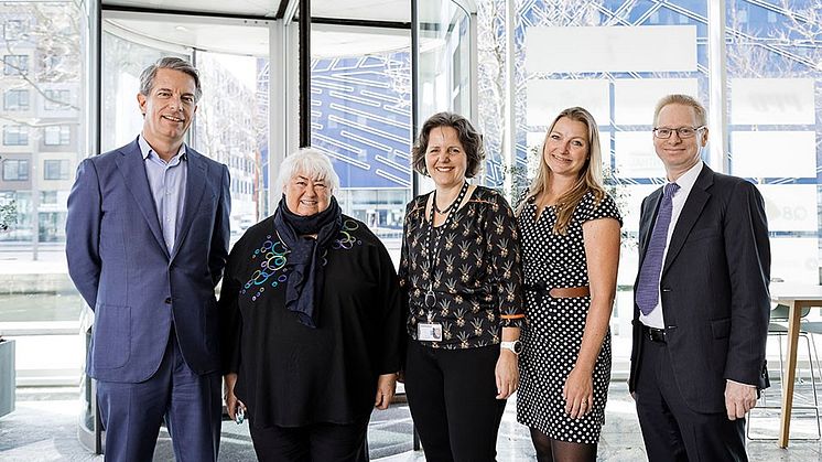 Medicinsk ernæring er vigtig for danske patienter, var Nestlé Danmarks budskab, da Ældreminister Thyra Frank var på besøg.  Fra venstre: Michiel Kernkamp, Thyra Frank, Mette Sørensen, Susanne Wolff og Martin Broberg. (Foto: Søren Svendsen)