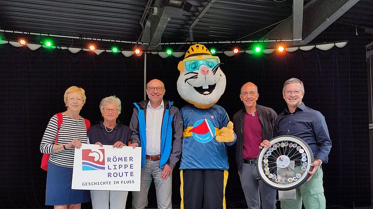 v.l.n.r.: Christiane Mackensen (1. stellv. BM Stadt Soest), Marita Funhoff (stellv. BM Stadt Werne), Axel Biermann (GF Ruhr Tourismus), Conrad (Sattel-Fest-Maskottchen), Camillo Garzen (BM Gemeinde Welver), Marc Herter (OB Stadt Hamm)