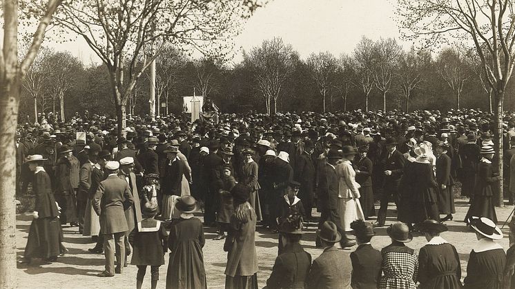 Bild från rösträttsdemonstration i Malmö år 1918. Foto: Cecilia Olsson. Källa pressbild från riksdagen.se