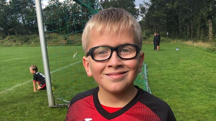 Noah er glad for sine sportsbriller, når han spiller fodbold