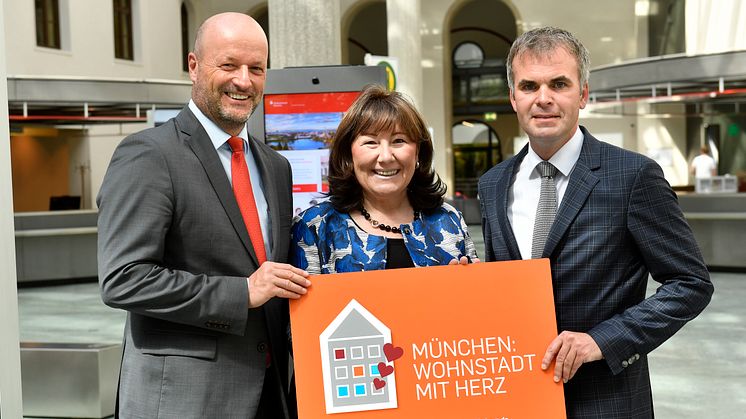 Ralf Fleischer, Vorstandsvorsitzender der Stadtsparkasse München, Petra Reiter, Schirmherrin des Münchner Netzwerks Wohnungslosenhilfe,  und Christoph Frey, Geschäftsführer der AWO München-Stadt.