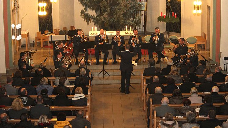 Fröhliche Stimmung für einen guten Zweck: Das Luftwaffenmusikkorps versetzte die Zuhörer in vorweihnachtliche Stimmung (Quelle: Sanitätsdienst Bundeswehr / Zacher)