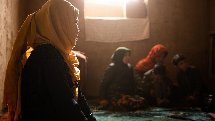 Laila, 12 år i sitt hem i Balkh-regionen, Afghanistan. Fotograf Jim Huylebroek and Save the Children