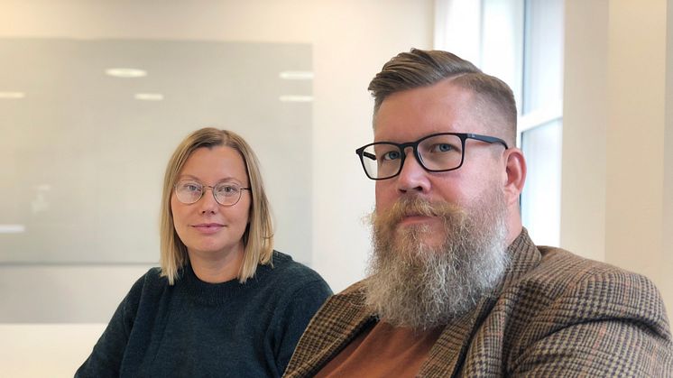 Charlotta Söderberg och Simon Matti, forskare i statsvetenskap vid Luleå tekniska universitet.