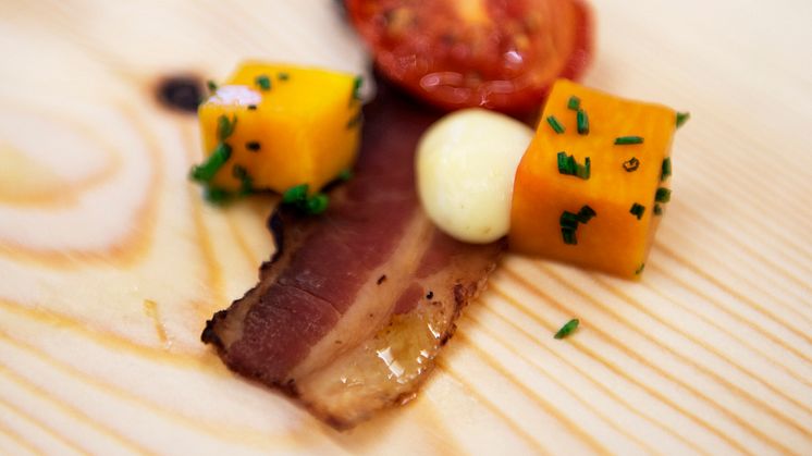 Knaperstekt bacon med bakad tomat, syltad pumpa samt äggdip 