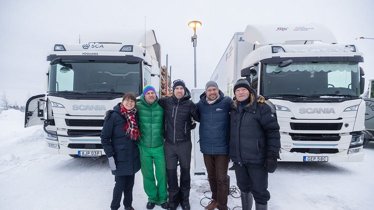 Emma Vigren (styrelseordförande, Umeå Energi), Johan Lagrelius (BioFuel Region), Lars Mikaelsson (Umeå Energi), Hans Lindberg (kommunalråd) och Donald Näs (INAB) framför den nya laddstationen för tunga fordon i Umeå.