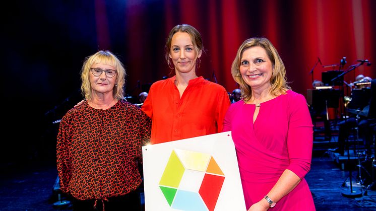 Civilminister Lena Micko delar ut utmärkelsen Sveriges Modernaste Myndigheten till Åsa Olsson och Inger Ek, Upphandlingsmyndigheten