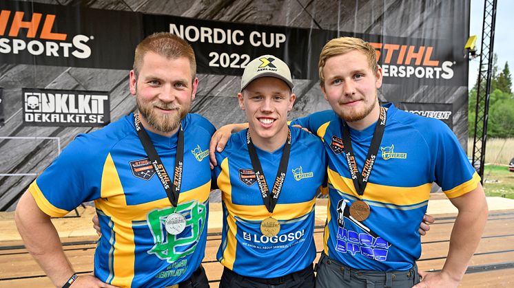 Ruotsalaiset urheilijat Ferry Svan, keskellä, ja Emil Hansson, oikealla, pääsevät Ranskassa järjestettävään European Trophy 2022 -kilpailuun Nordic Trophy 2022 -kilpailussa saavutetun voiton ja toisen sijan perusteella. Kuva: STIHL TIMBERSPORTS®.