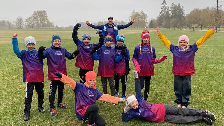 Ekebergsletta i Oslo. Kjetil Jansrud starter årets TINE stafett ved hjelp av ivrige barn fra Bækkelaget friidrettsgruppe.