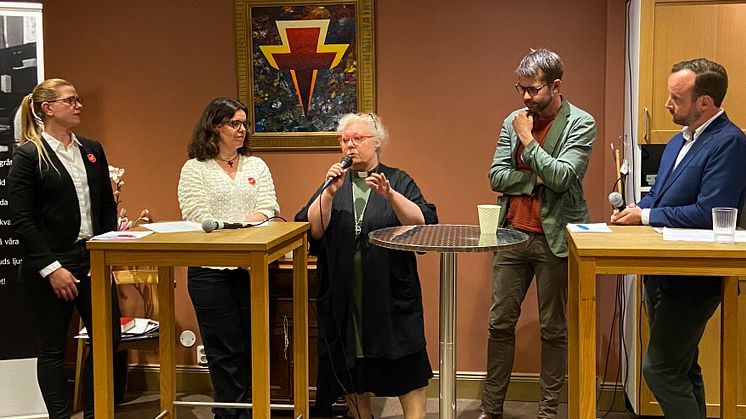 Från vänster: Helen Lidman, Frälsningsarmén Templet, Marie Möller, Frälsningsarmén Söderkåren, Anette Kyhlström, Hela Människan, Jakob Brandt (s), Christian Carlsson (kd). Foto: Kerstin Tillenius