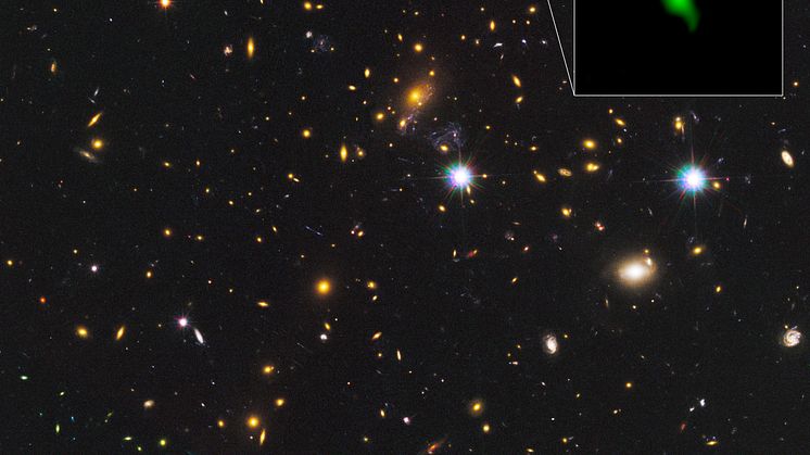Bilden visar galaxhopen MACS J1149.5+223 fotograferad av NASA/ESA Hubble Space Telescope, med data från ALMA-teleskopet för galaxen MACS1149-JD1 i den inzoomade delen. Credit: ALMA (ESO/NAOJ/NRAO), NASA/ESA Hubble Space Telescope, W. Zheng (JHU), M. 