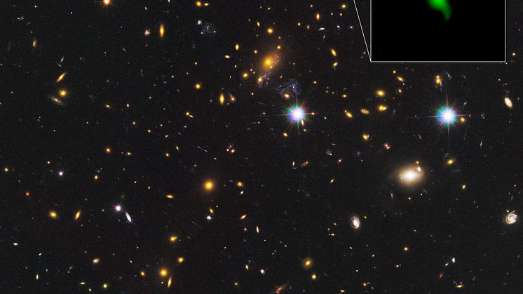 Bilden visar galaxhopen MACS J1149.5+223 fotograferad av NASA/ESA Hubble Space Telescope, med data från ALMA-teleskopet för galaxen MACS1149-JD1 i den inzoomade delen. Credit: ALMA (ESO/NAOJ/NRAO), NASA/ESA Hubble Space Telescope, W. Zheng (JHU), M. 