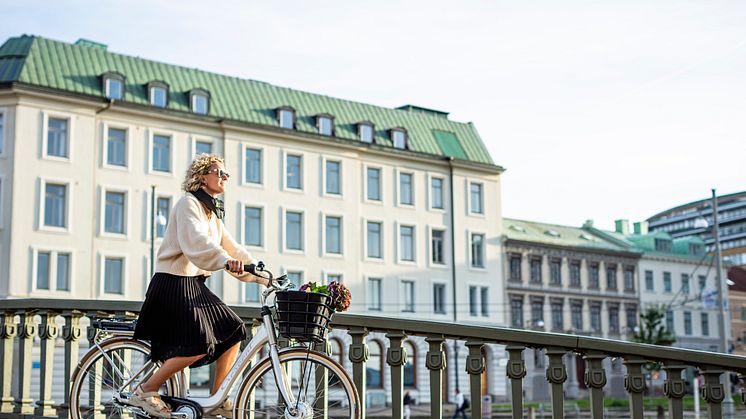 Upplev friheten i sommar med Crescents elcyklar Elina och Elora.