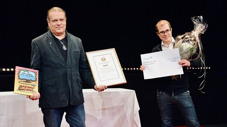 Bengt Hackberg, ordförande i Miljö- och hälsoskyddsnämnden och Glenn Johansson, vd på Glesys, under prisceremonin. Foto: Falkenbergs kommun.