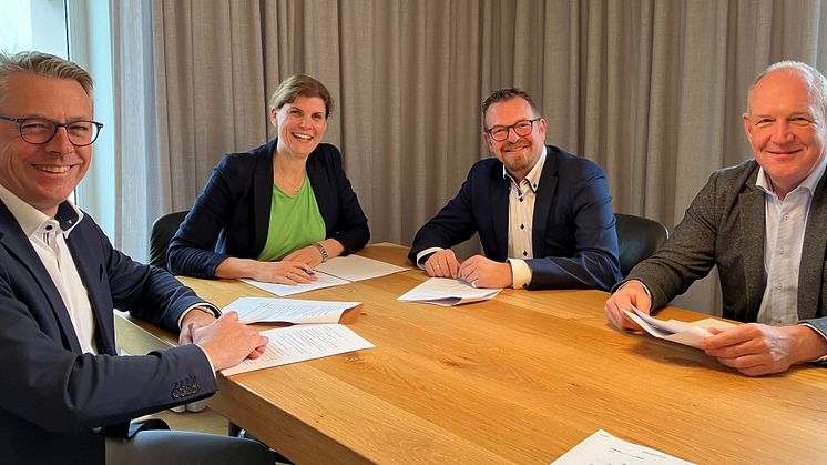 Vertreter des Bayernwerks und der Stadt unterzeichneten am Dienstag die Vereinbarung über die Neuordnung der Stadtwerke Eggenfelden.