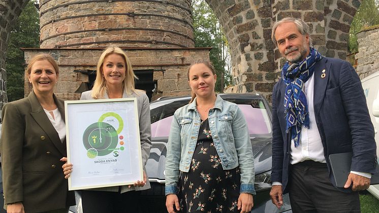 Pressansvarig Hanna Westrin på SKODA tar emot diplom av rallyprofilen Tina Thörner (t.v.), Värmlands landshövding Georg Andrén (t.h.) och Gröna Bilisters ordförande Marie Pellas