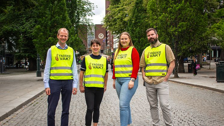 KLEDD FOR FADDERVAKT: Andreas Eskelund, Rina Mariann Hansen, Stine Johannessen og Karl Magnus NCD Nyeng er klare for å gå faddervakt. FOTO: Silje Langvik..  