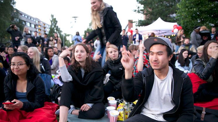 Snurr film! Tradisjonen tro, snurrer kinopublikum igang SiOs friluftskino på Kringsjå Studentby. (Foto: Unni Irmelin Kvam / SiO)