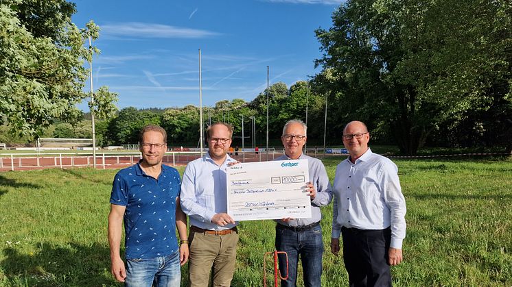 Jörg Schäfer (Vollversammlungsmitglied der IHK-Koblenz), Jens Bittner, Frank Schüller und Frank Schönherr (v.l.) bei der Übergabe der Spende auf dem zukünftigen Kleinfeld