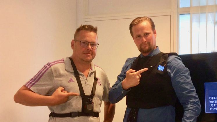 John Roslund (M) och Carl Johan Sonesson (M) provar de kroppskameror som de gärna vill se användas på akutmottagningar i Skåne.