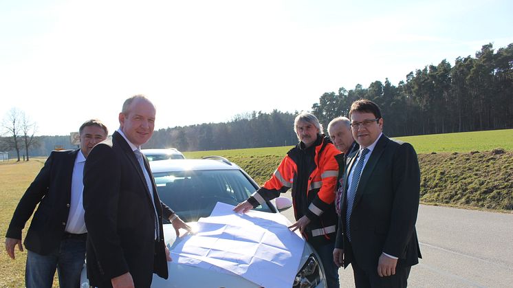 Foto: vl.: Richard Fritsch, Peter Ketterl und Martin Gierl vom Bayernwerk, Bauhofleiter Hans Spandl und Bürgermeister Thomas Falter