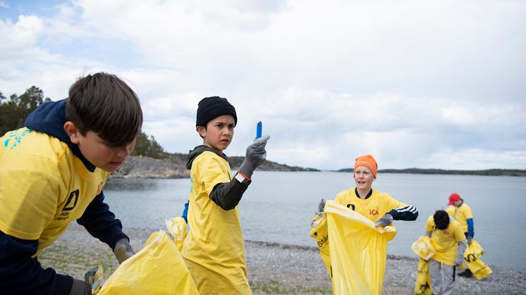 Nu tar sig idrottsungdomar an sina skräpiga närmiljöer igen. Klara, färdiga, städa!