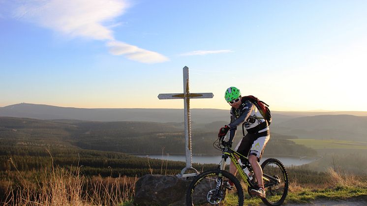 Roland Stauder auf dem Gipfel des Bärensteines ( MTB Stoneman Miriquidi)