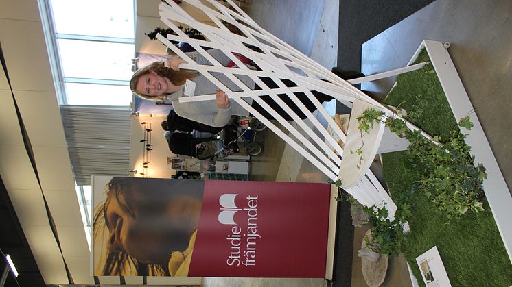 Felicia Kilander med sin stol Maua - Balkongstolen 