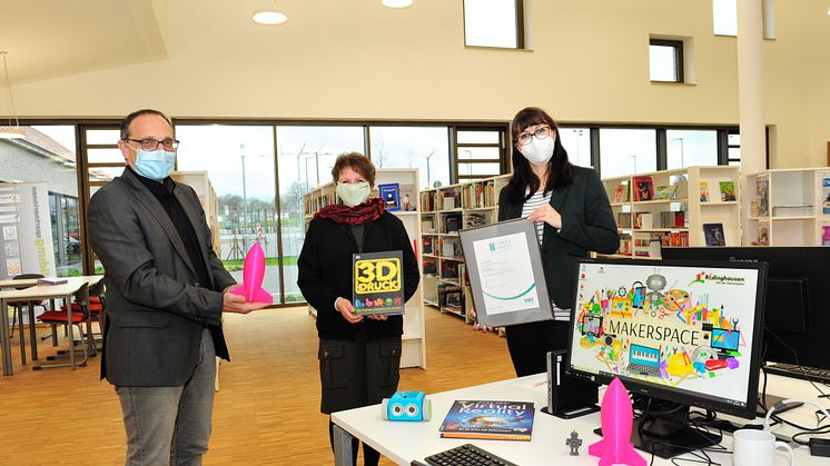 Preisübergabe mit Abstand in Rödinghausen (v. l.): Bürgermeister Siegfried Lux, Büchereileiterin Andrea Mewitz und  Christiane Rüsel, Kommunalreferentin Westfalen Weser.