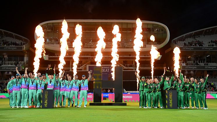 Oval Invincibles men's team and Southern Brave women's team lift The Hundred trophy. Photo: Getty Images for ECB