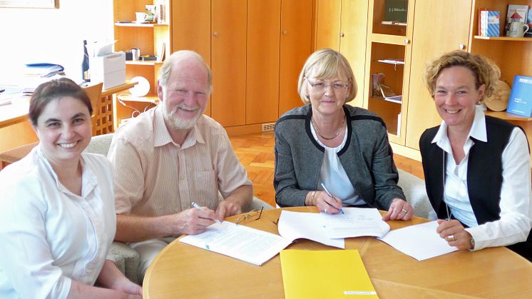 Partner bis 2040: Bürgermeister Michael Muther und Ursula Jekelius (2.v.r.), Leiterin Kommunalmanagement Oberbayern, unterzeichneten mit Kommunalbetreuerin Silke Mall (r.) und Gemeindemitarbeiterin Erika Schuster (l.) den neuen Konzessionsvertrag.