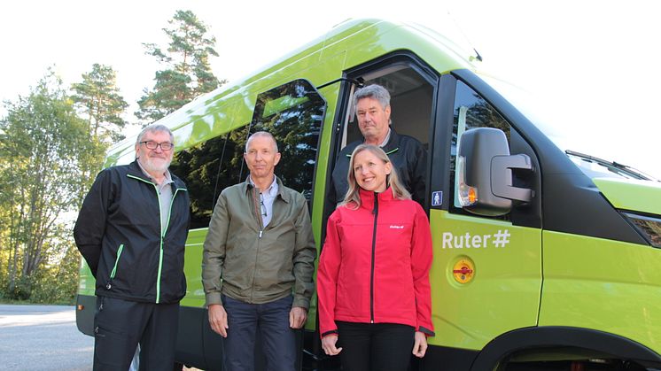 Knut Erik Sanne i Taxus Akershus AS, kvalitetsleder John Gunnar Aune i Konsentra, sjåfør John Wallace og kommunikasjonssjef Gro Janborg i Ruter.