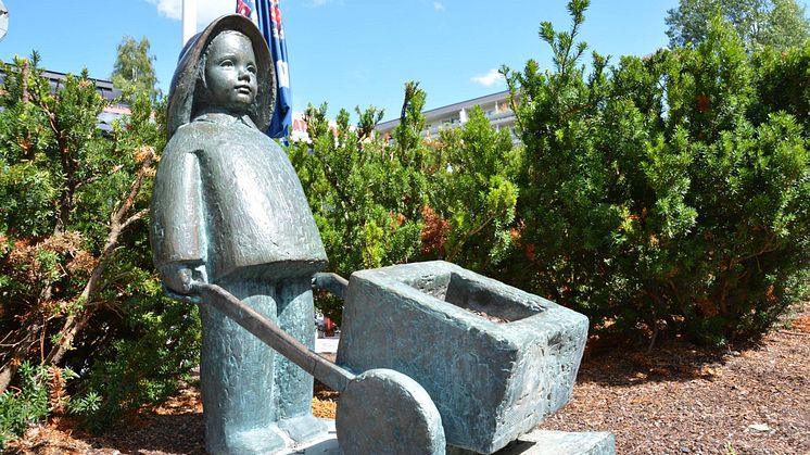 En kjent figur på Vestli torg, "Gutt med trillebår", av billedhugger Solveyg W. Schafferer. 