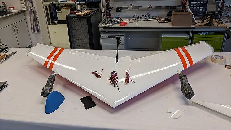 6G-NeXt- Nurflügeldrohne -Bau: Die Drohne ist eine Eigenentwicklung und Teil des Use-Case "Smart Drones", in dem ein Antikollisionssystem für Drohnen entwickelt wird, sowie Ausstellungsstück der TH Wildau auf der AERO 2024. Bild: TH Wildau
