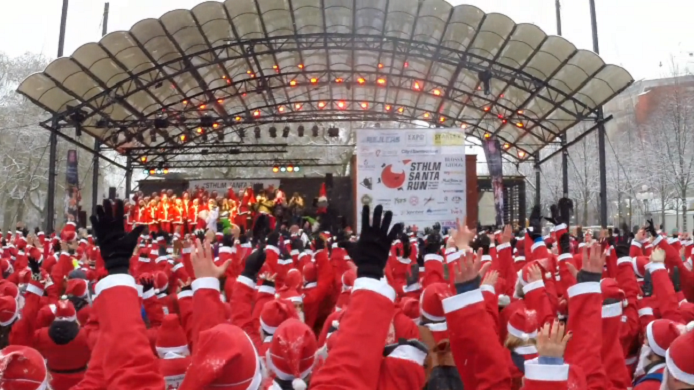 1500 tomtar värmer upp i Kungsträdgården till musik och dans inför Stockholm Santa Run 11 december 2016