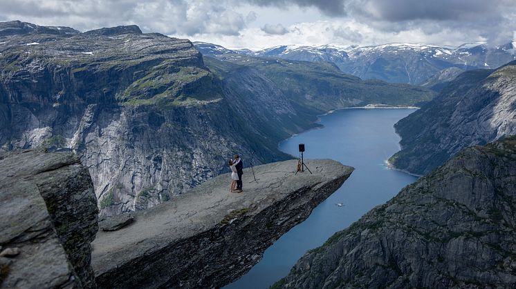 The Canadian couple Erica Gogne and Clark Rake got married on the epic Trolltunga in Fjord Nroway last friday. Photo: Katya Graf Zolotova, www.zolotova.pro