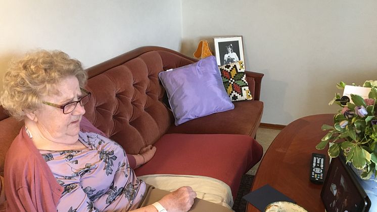 90-åriga Margit Johansson följer barnbarnsbarnets dop från soffan på vård- och omsorgsboendet Olsgården i Kallinge