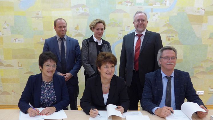 In Krailling unterschrieben die Verantwortlichen den neuen Konzessionsvertrag über den Stromnetzbetrieb im Würmtal.