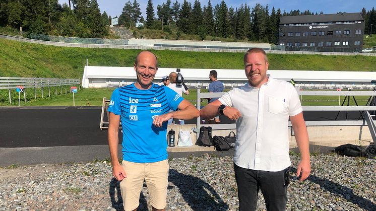I HOLMENKOLLEN: Morten Djupvik og Eivind Helgaker med "korona-shake" for å markere ny avtale.