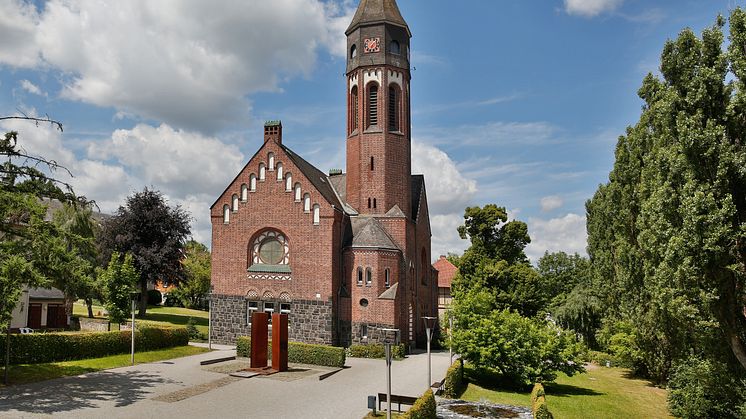 Die Hephata-Kirche in Schwalmstadt. Von hier aus gesehen rechts neben der Kirche finden die Freiluft-Andachten statt.