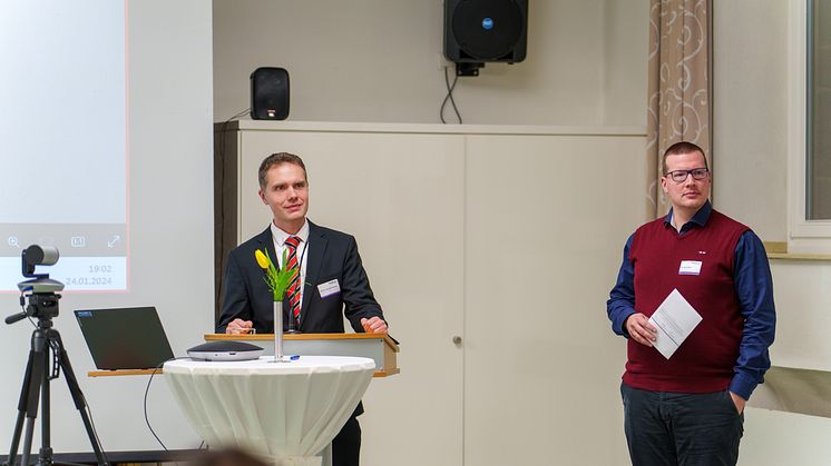 PD Dr. med. Yaroslav Winter, Universitätsmedizin Mainz (links) und der Chefarzt der Hephata-Neurologie, Dr. med Sven Fuest, bei einer Fragerunde des Symposiums (Fotos: Stefan Betzler), s