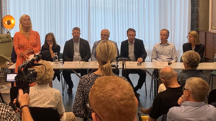 Presskonferens med företrädare för livsmedelsnäringen och politiken i Skåne.