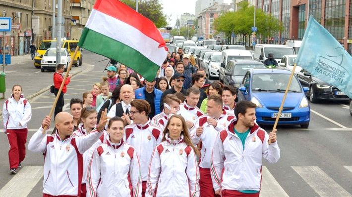 Vid målgången av den 42 dagar långa löpningen hade Drogfritt Ungern avverkat närmare 4000 kilometer och passerat igenom 300 städer under sitt korståg att uppmana landets ungdomar att leva drogfria liv.